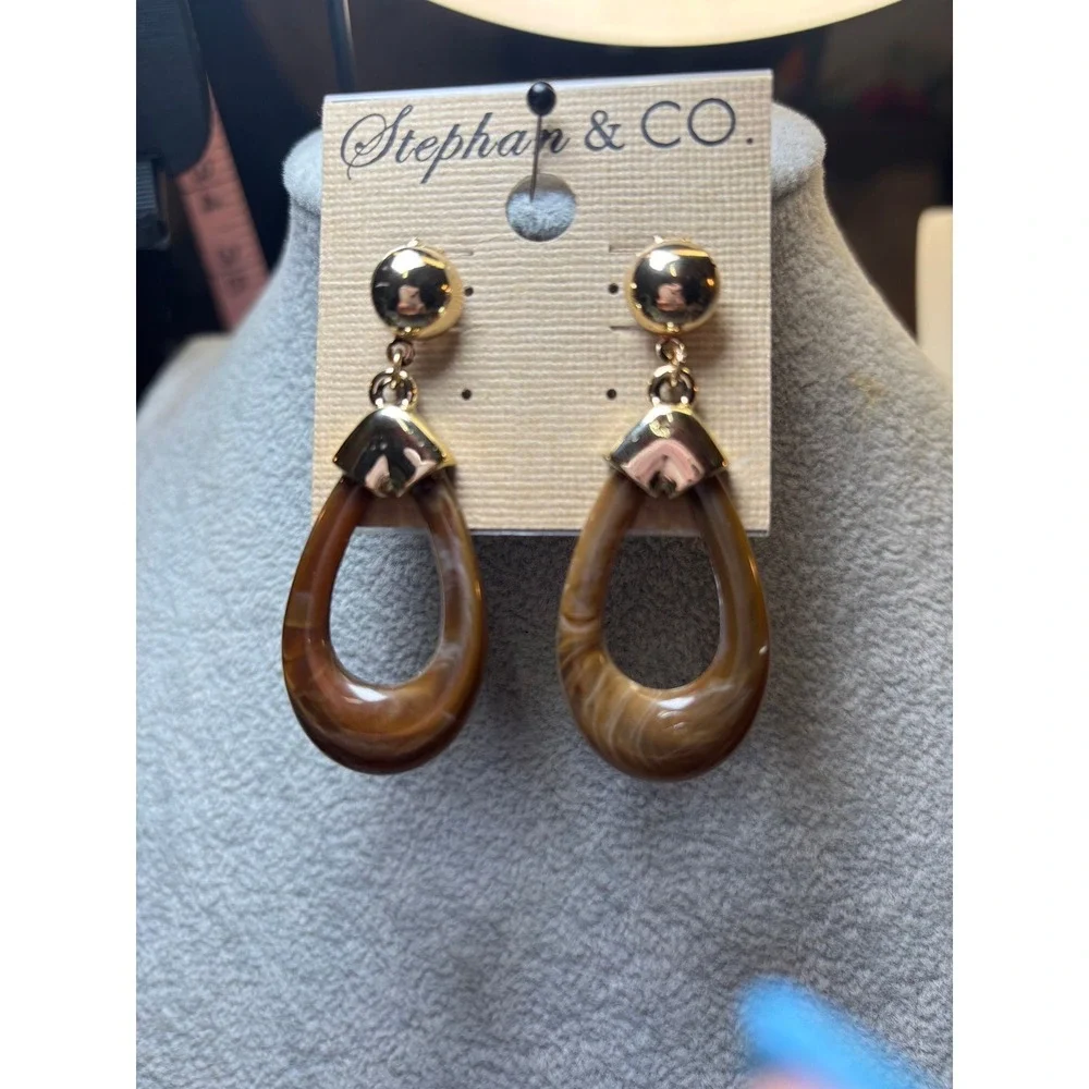 #53. Gold-tone Stud Earrings Top Marbled Brown